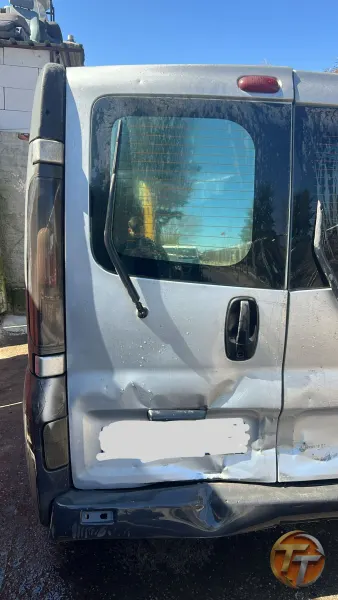 Renault trafik sol bagaj kapağı