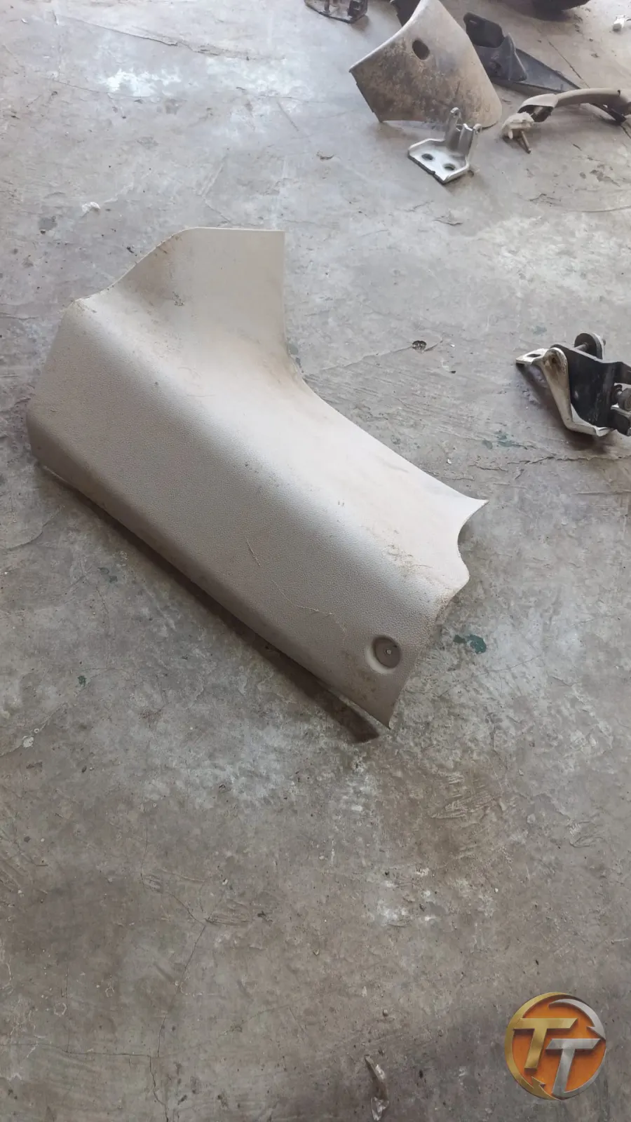 Dacia dokker. Arka bagaj kapağı plastiği.