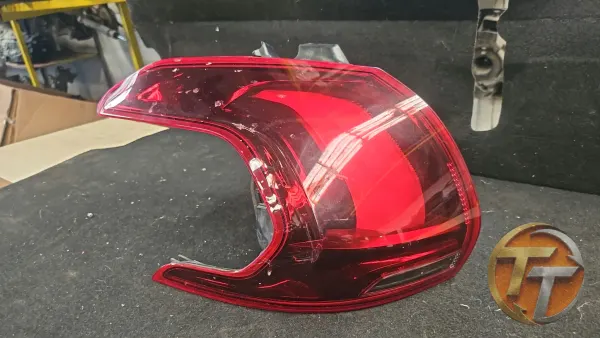 Peugeot 2008 (2013-2019)orijinal sol dış arka stop lambasıdır