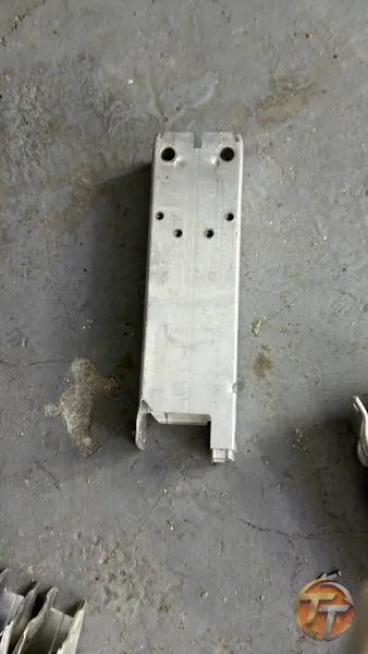 BMW f40 f44 sağ tampon demir ayak