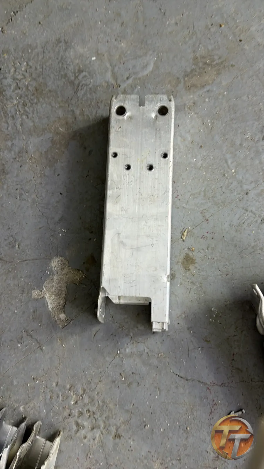BMW f40 f44 sağ tampon demir ayak