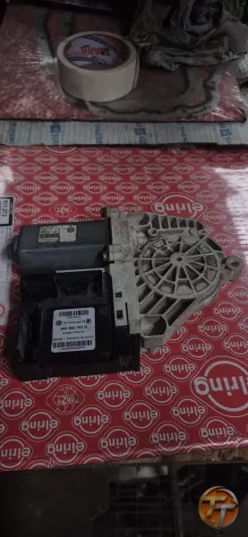 Volkswagen Parça adı: Kapı Kontrol Beyni / Cam Motoru Oem kodu: 1K0 959 793 G Uyumlu araç modelleri: Volkswagen Golf 5: [2003 – 2009] Volkswagen Jetta: [2005 – 2010] Volkswagen Passat: [2005 – 2010]