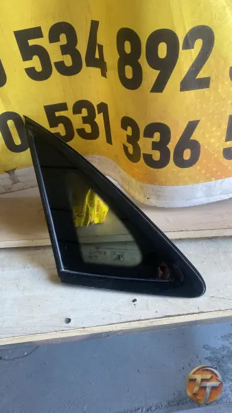 Audi Q3 sol kelebek camı