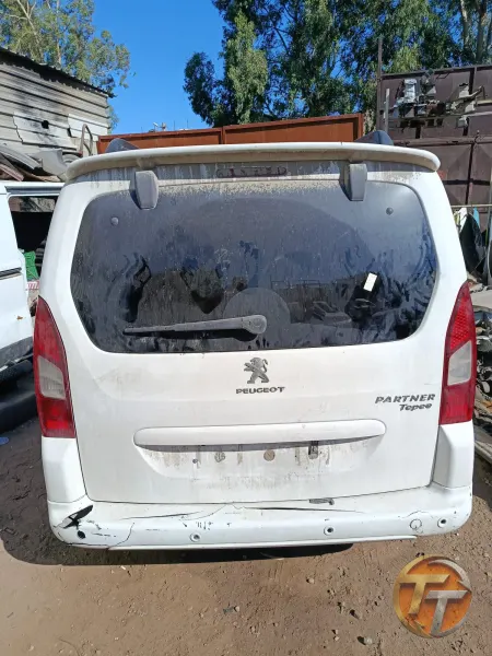Peugeot partner tepe bagaj kapağı