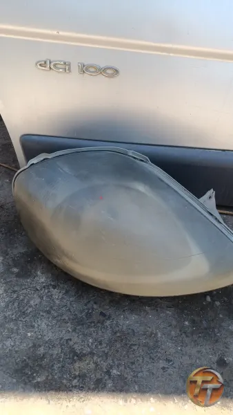 Renault trafik sağ ön far.