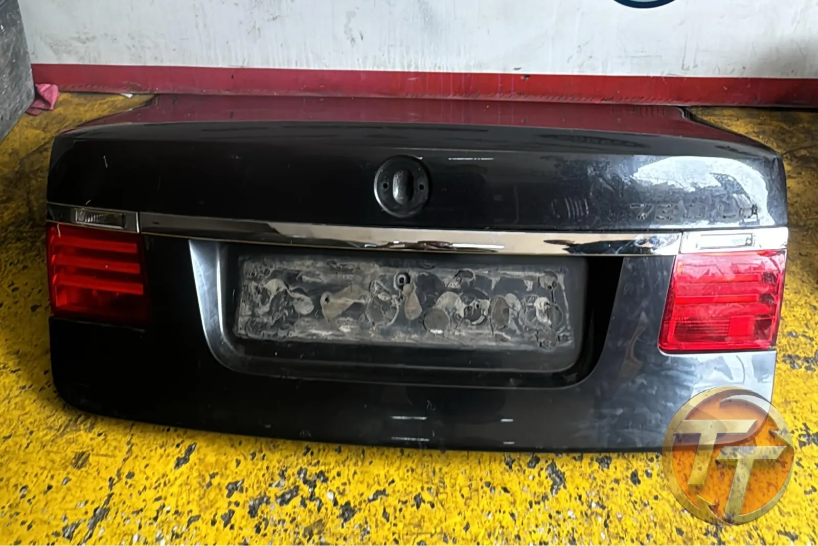 BMW 7 SERİSİ F02 BAGAJ KAPAĞI HATASIZ
