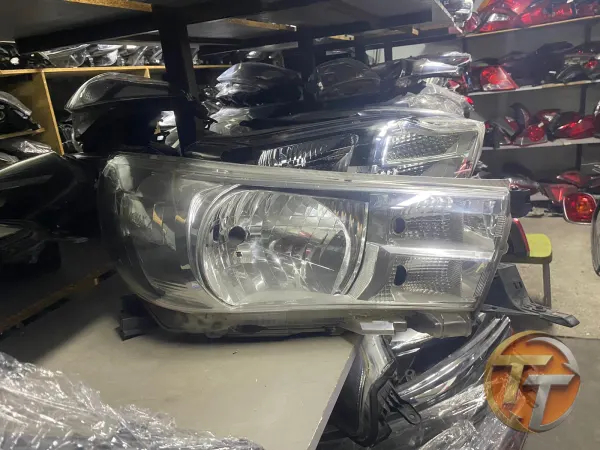 TOYOTA HİLÜX SAĞ FAR