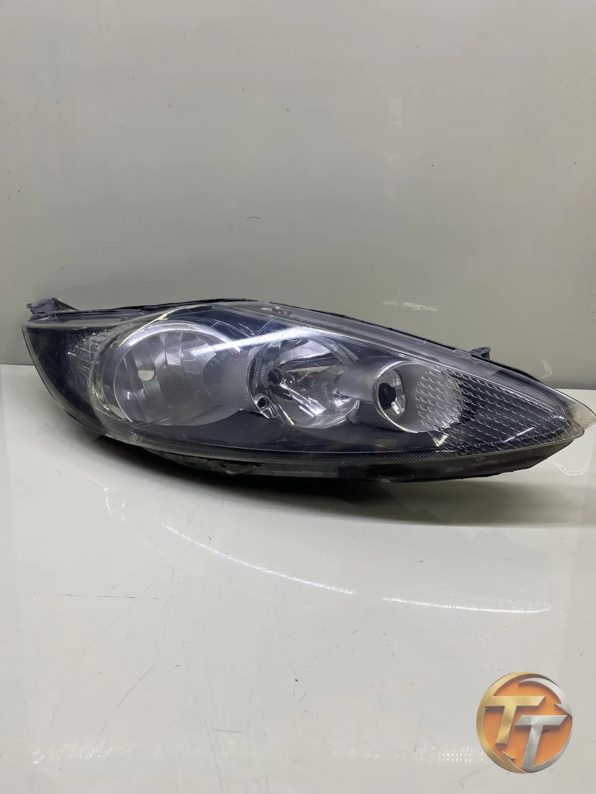 Ford Fiesta Siyah Zemin Sağ Far