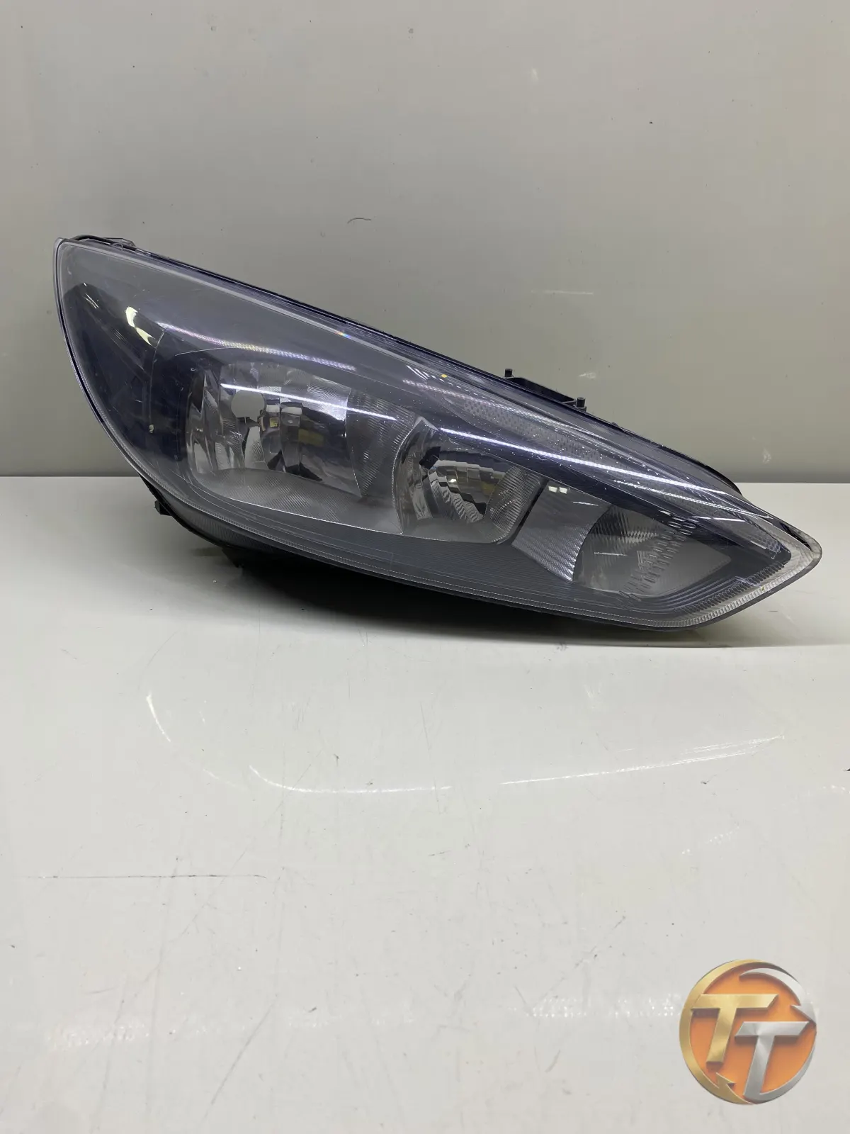 Ford Focus 3.5 Siyah Zemin Sağ Far