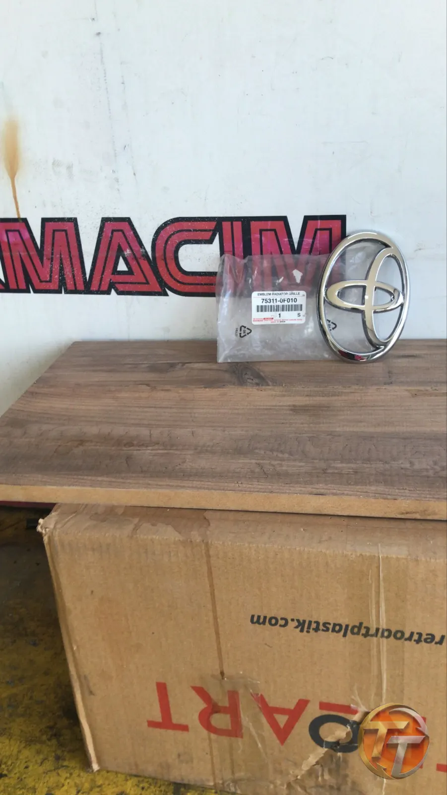TOYOTA VERSO AMBLEM