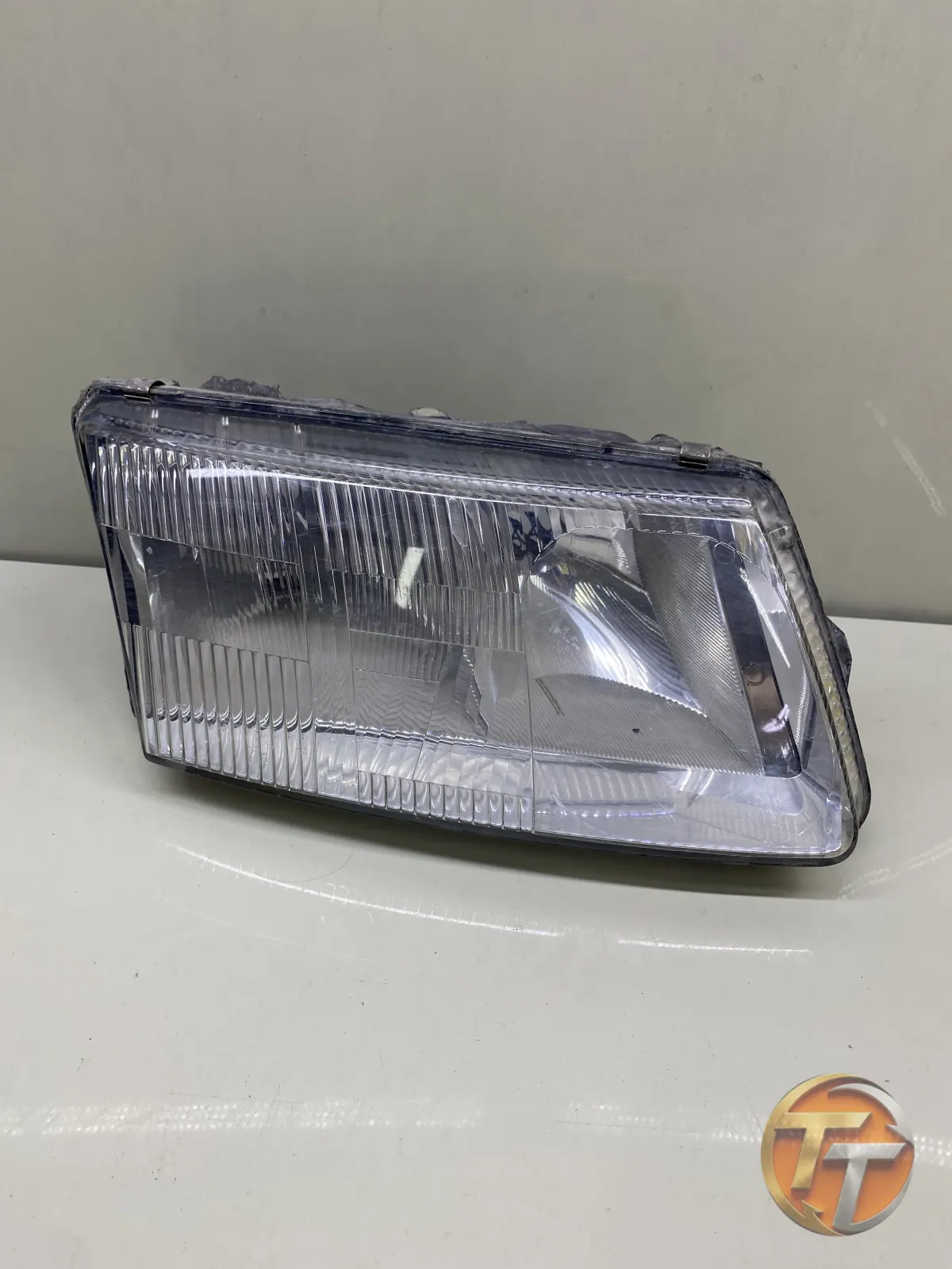 Volkswagen Passat B5 Gri Zemin Sağ Far