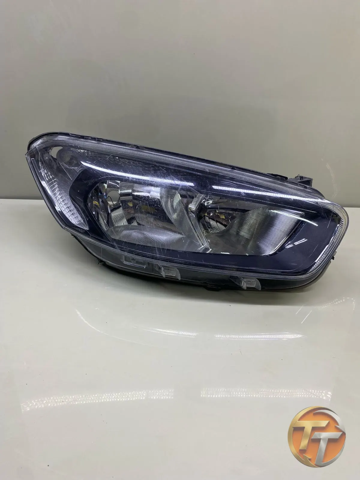 Ford Courier Siyah Zemin Sağ Far