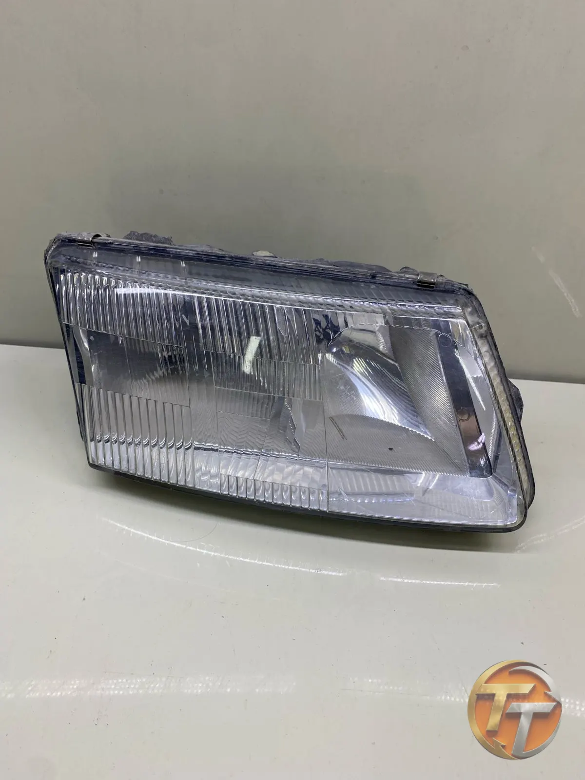 Volkswagen Passat B5 Gri Zemin Sağ Far