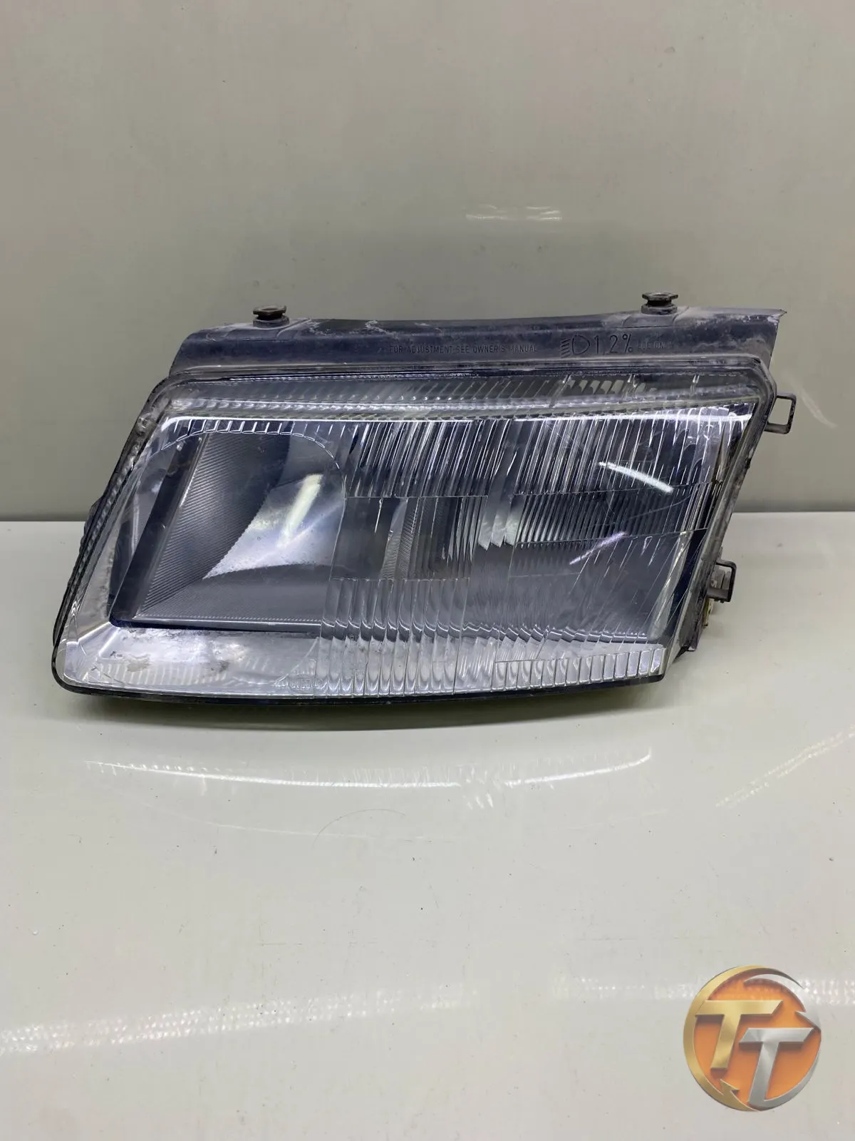 Volkswagen Passat B5 Gri Zemin Sol Far