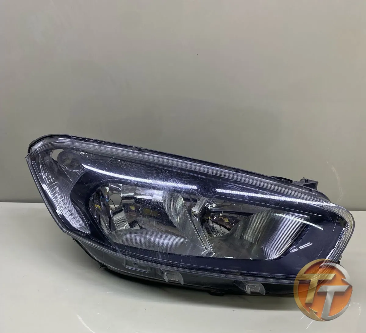 Ford Courier Siyah Zemin Sağ Far