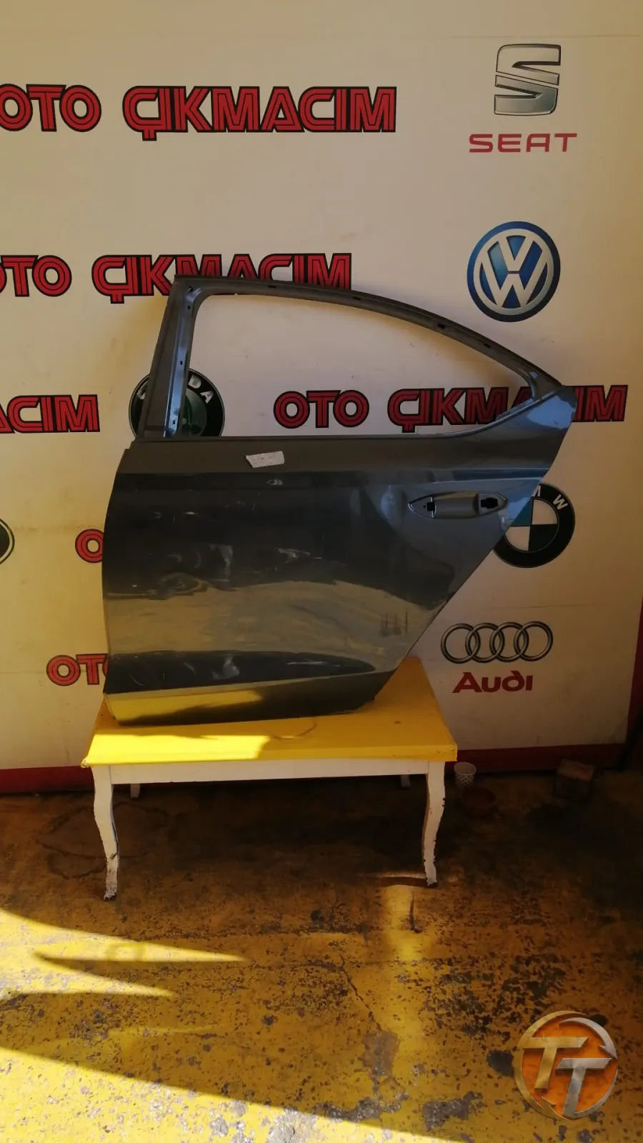 Skoda süperB sol arka kapı
