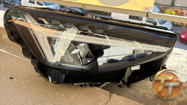 VOLVO XC40 SAĞ FAR