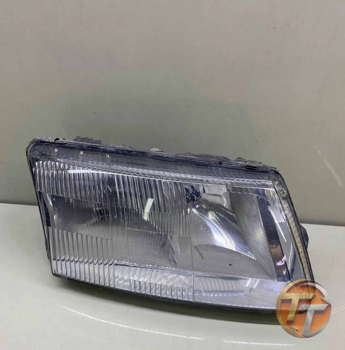 Volkswagen Passat B5 Gri Zemin Sağ Far