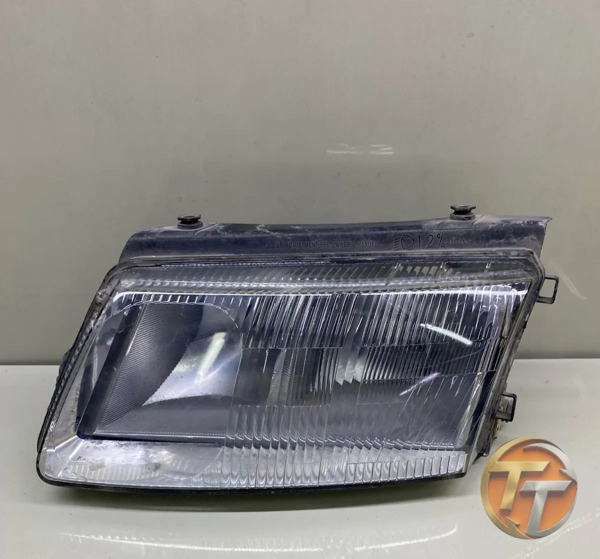 Volkswagen Passat B5 Gri Zemin Sol Far