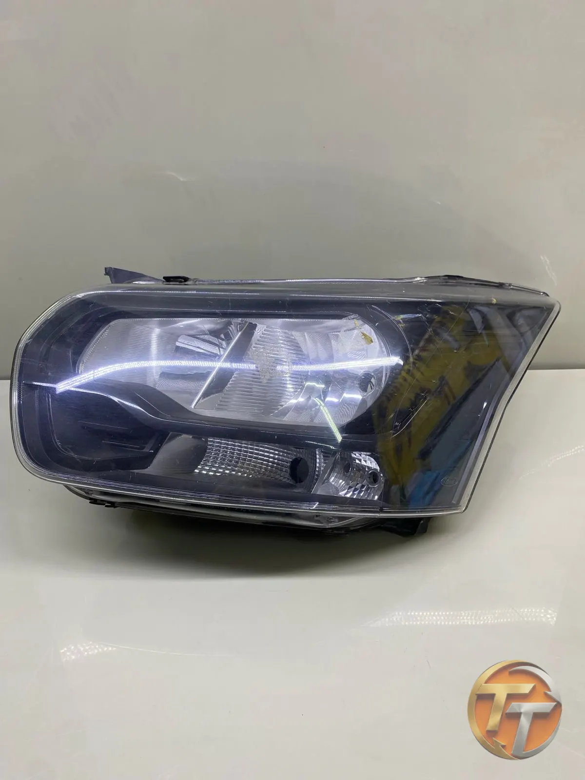 Ford Transit Siyah Zemin Sol Far
