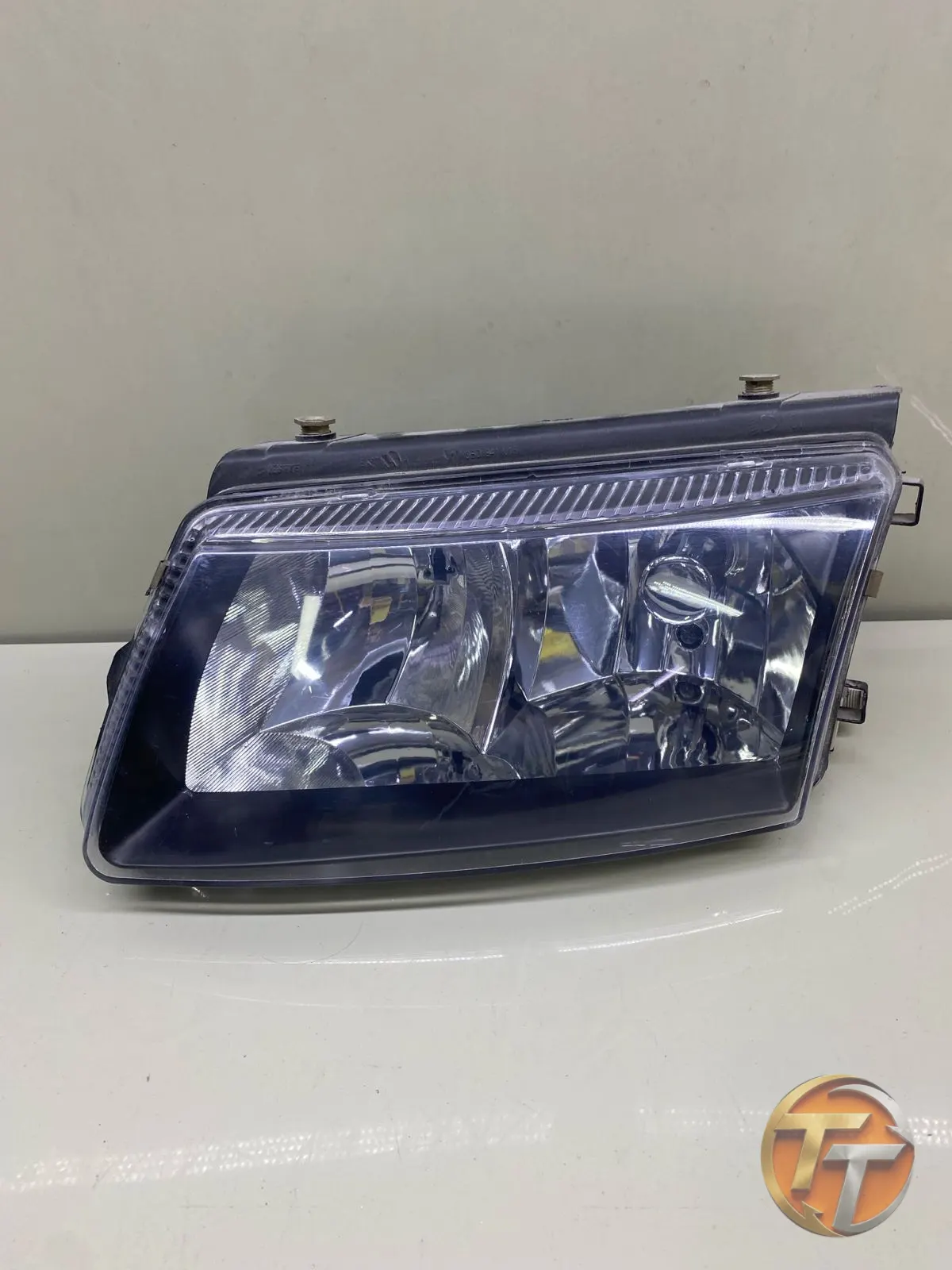 Volkswagen Passat B5 Siyah Zemin Sol Far