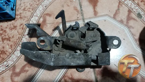 Toyota Corolla kaput kilidi