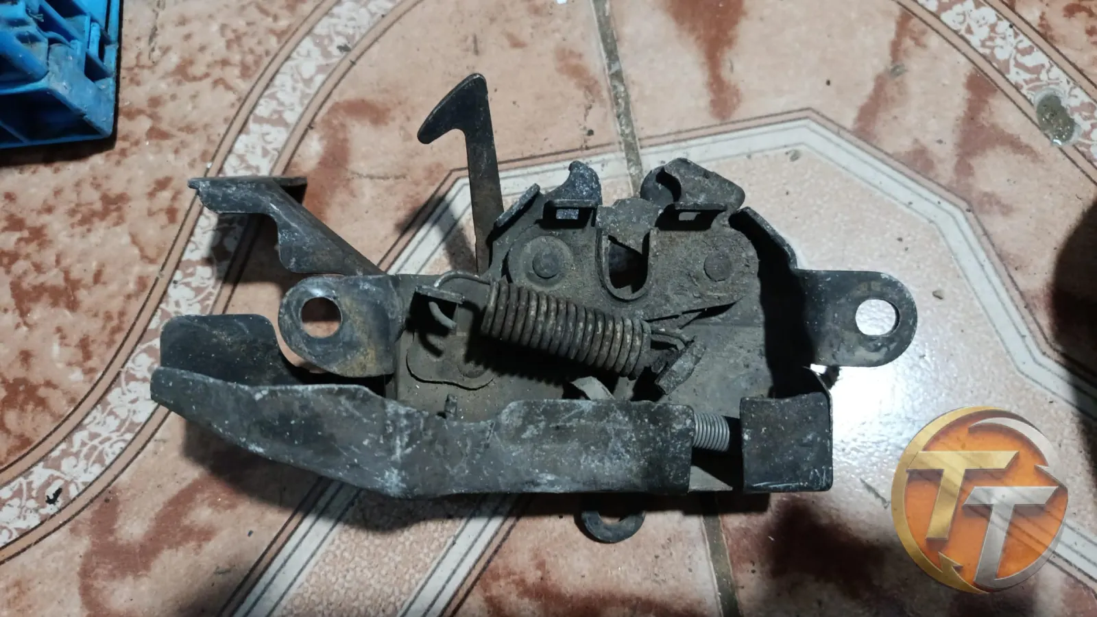 Toyota Corolla kaput kilidi