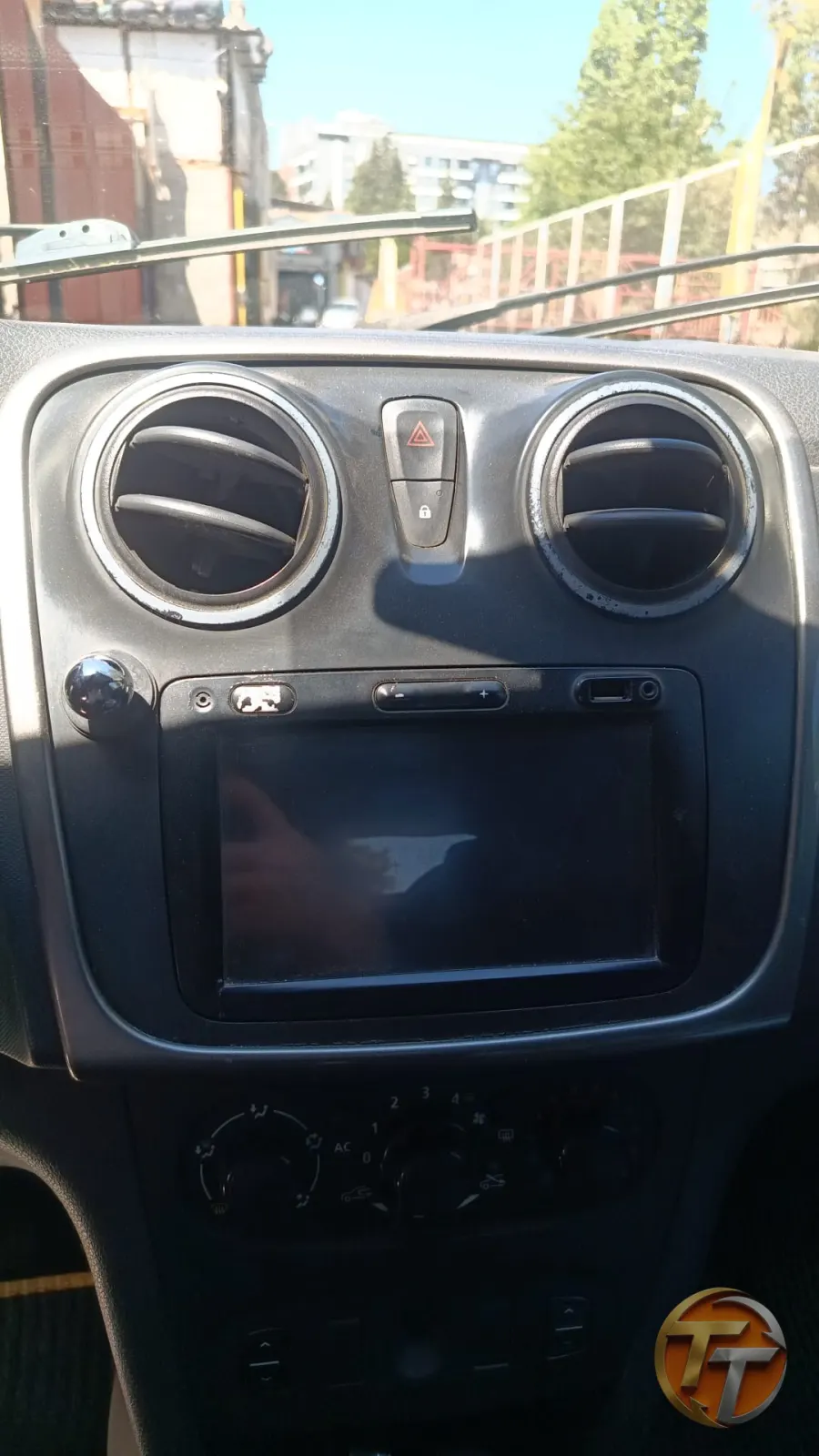 Dacia Sandero teyp çerçevesi