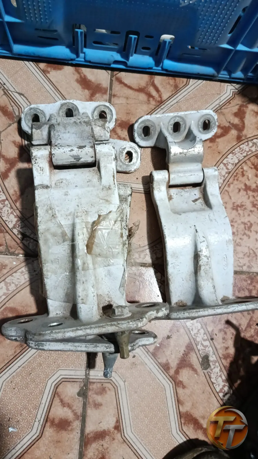 Ford custom bagaj kapağı menteşesi