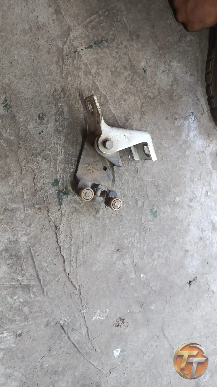Daciadocker. Sürgülü kapı menteşesi