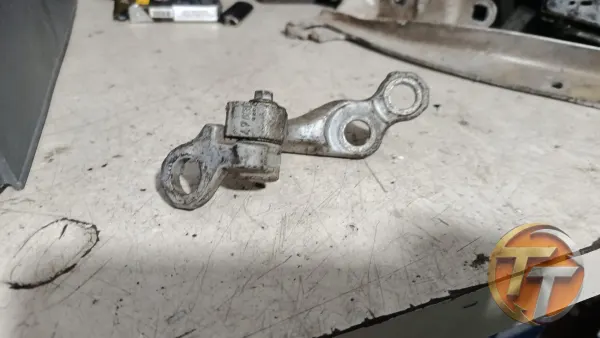 Ford focus kapı menteşesi