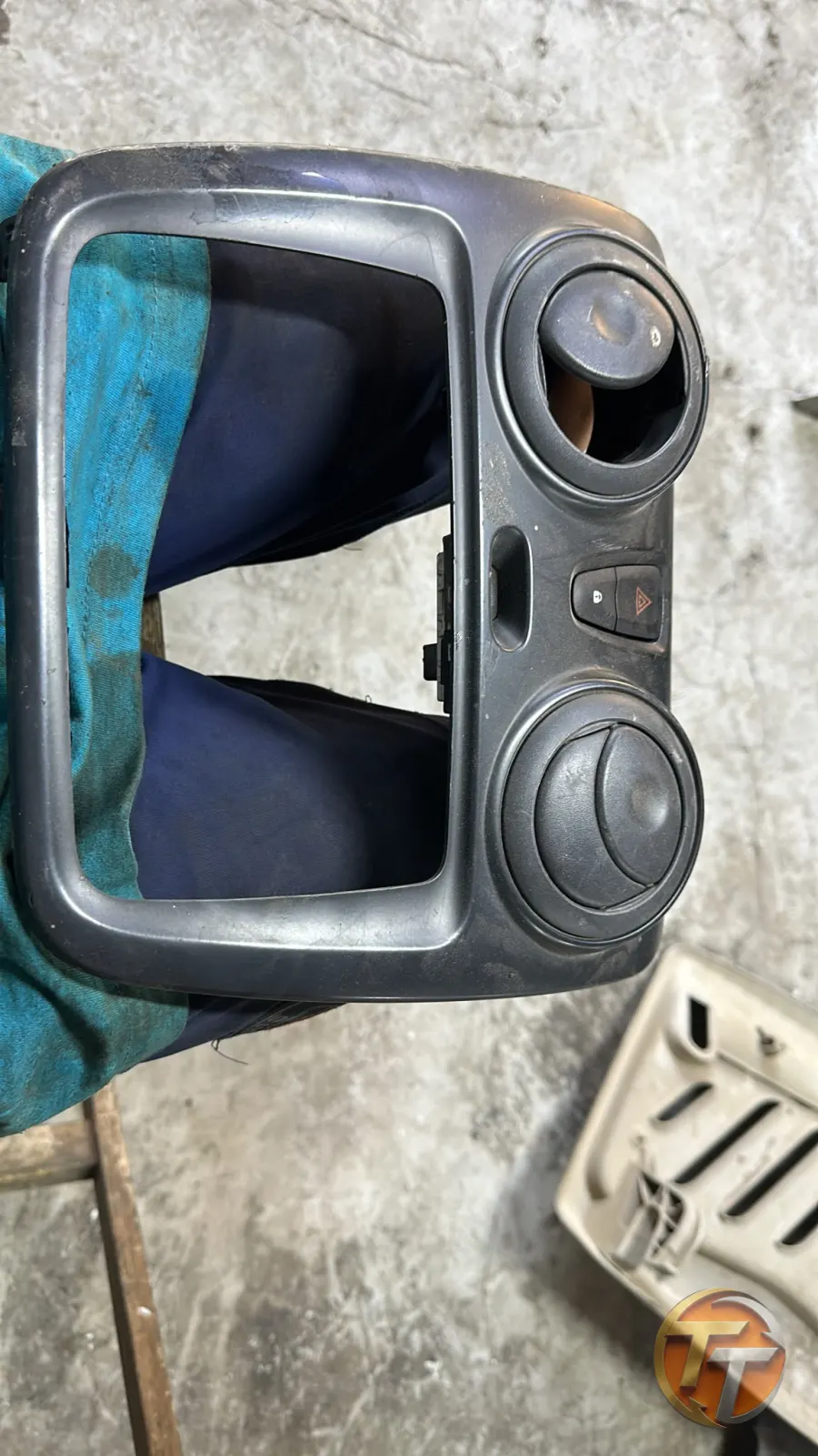 Dacia dokker teyp çerçevesi