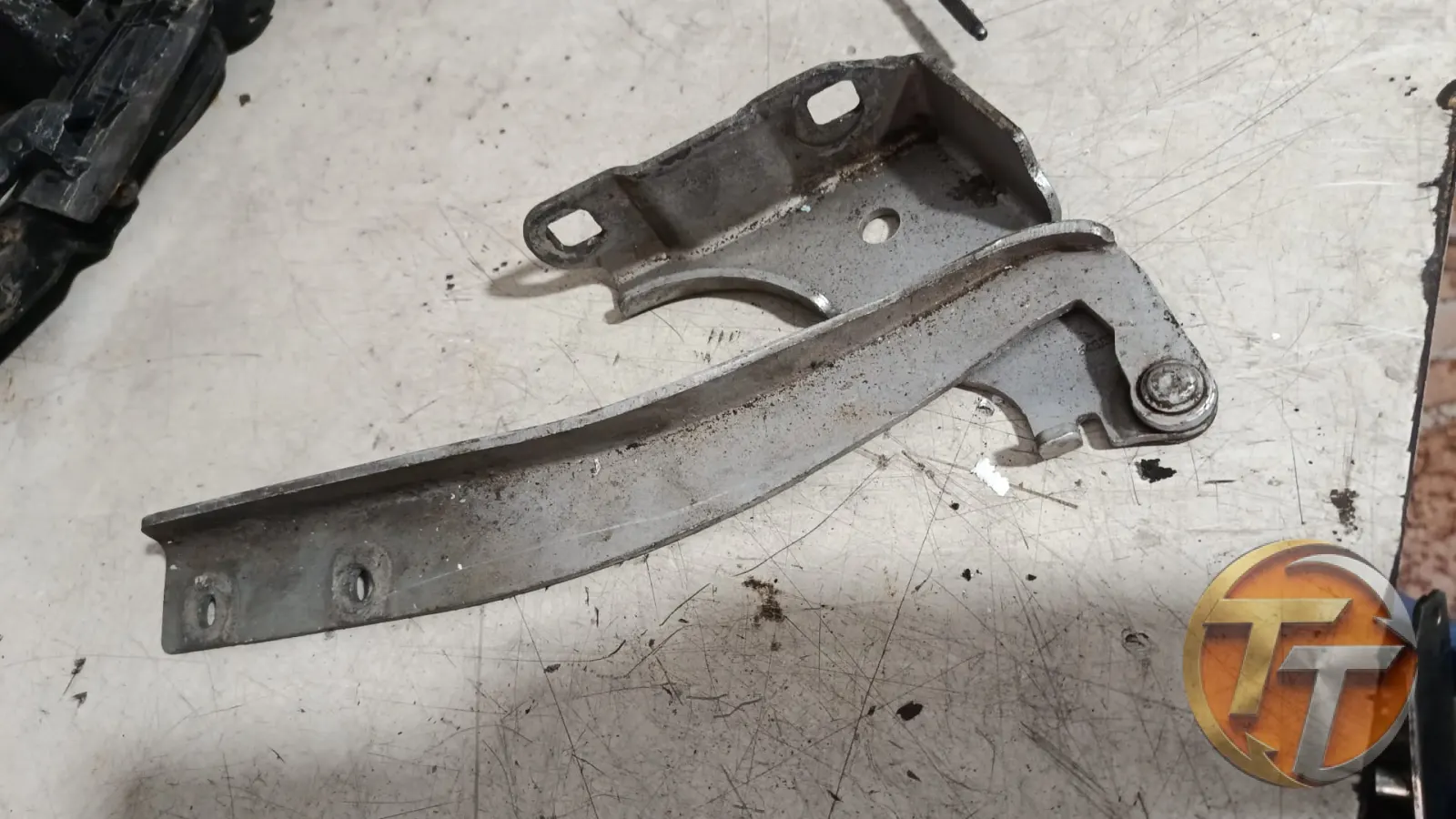 Fiat linea kaput menteşesi
