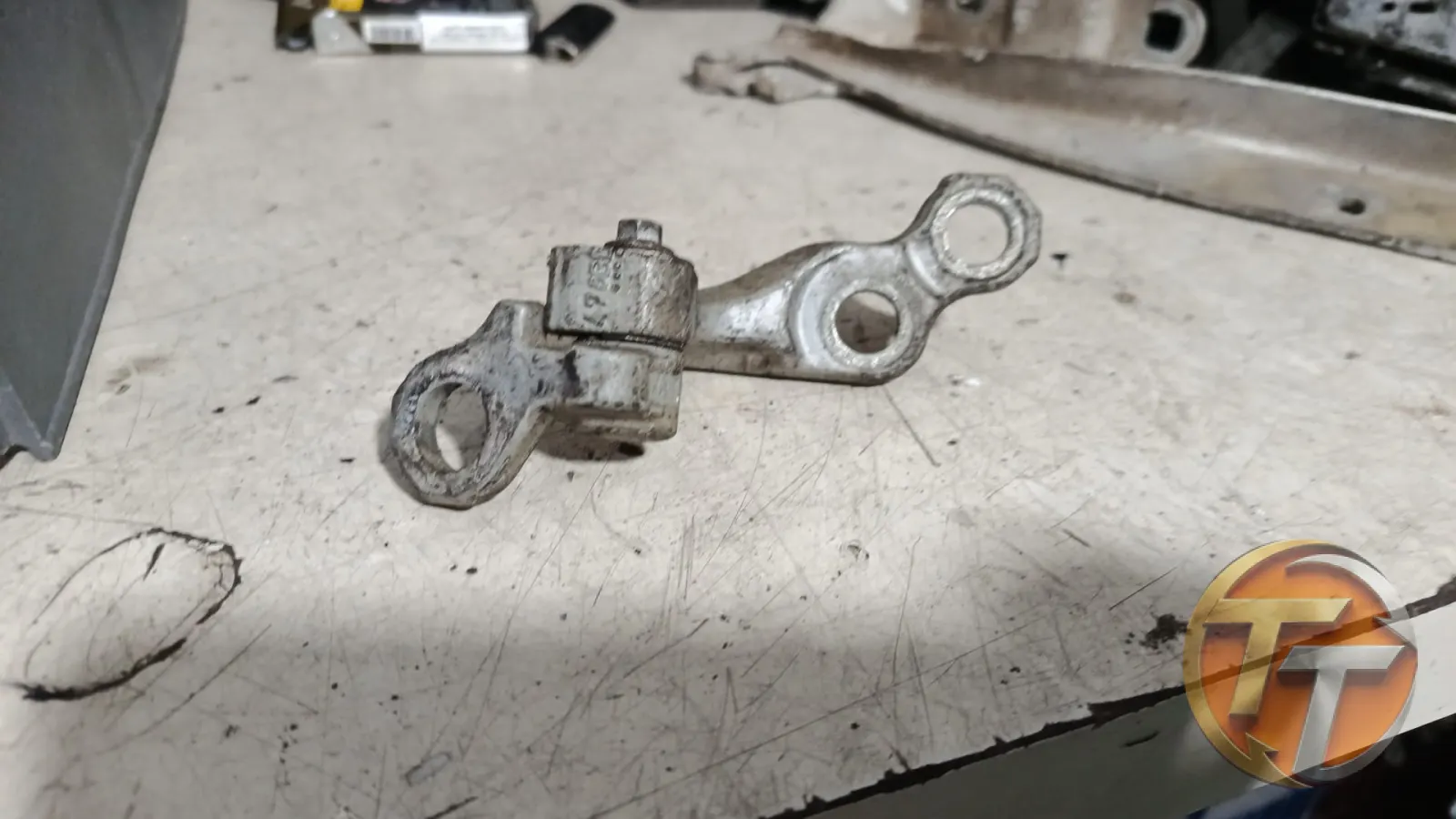Ford focus kapı menteşesi