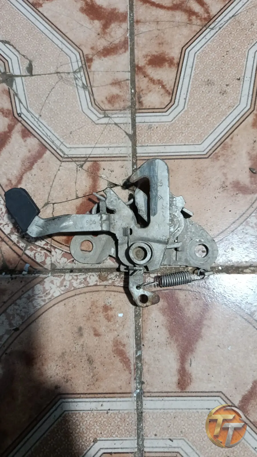 Peugeot 206 kaput kilidi