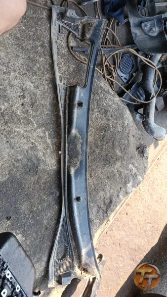 Renault Kangoo 2 ön cam ızgarası