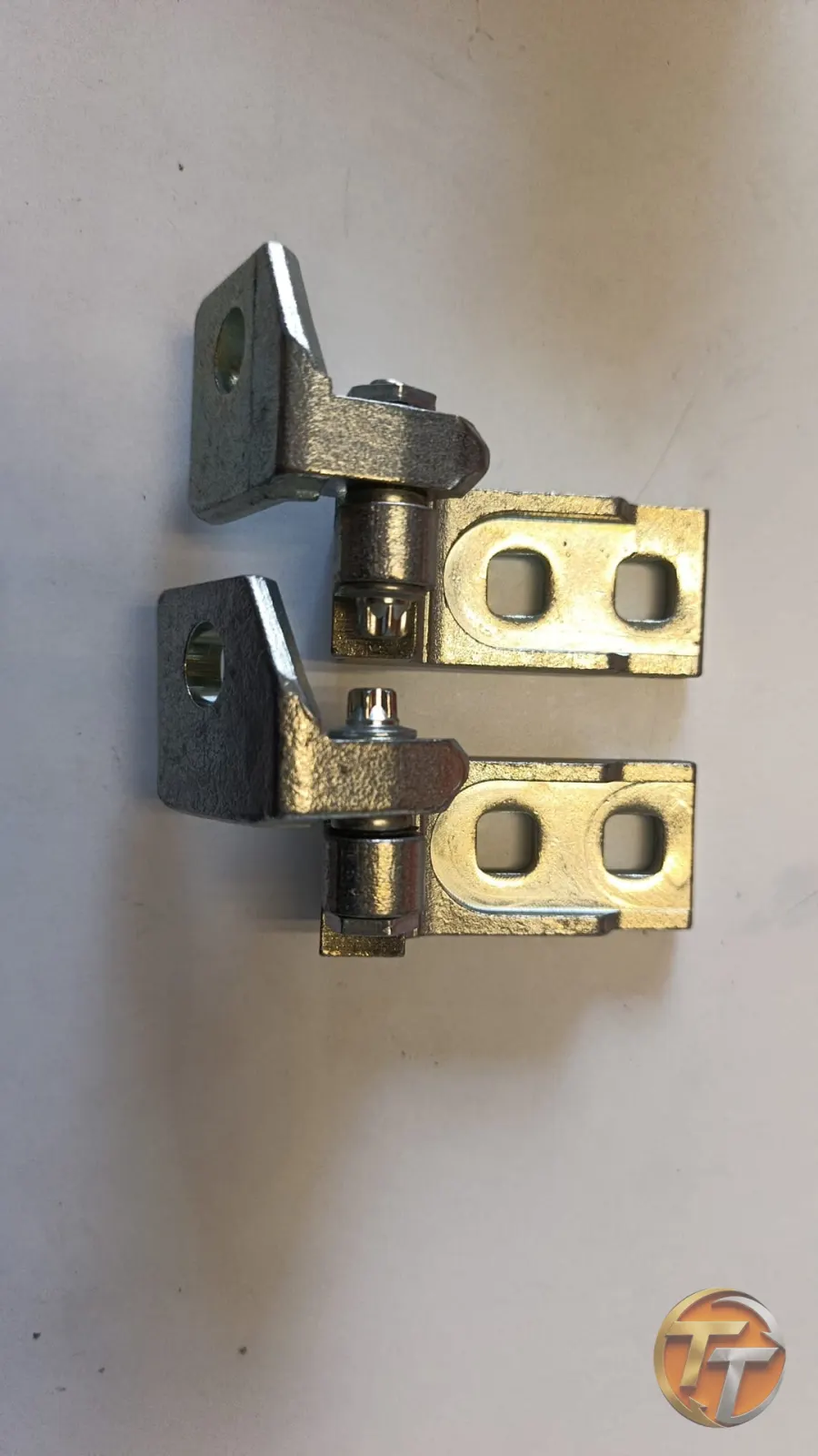 OPEL CORSA D CORSA E SAĞ ÖN ALT ÜST KAPI MENTEŞESİ SIFIR ORJİNAL 13180568 13180564