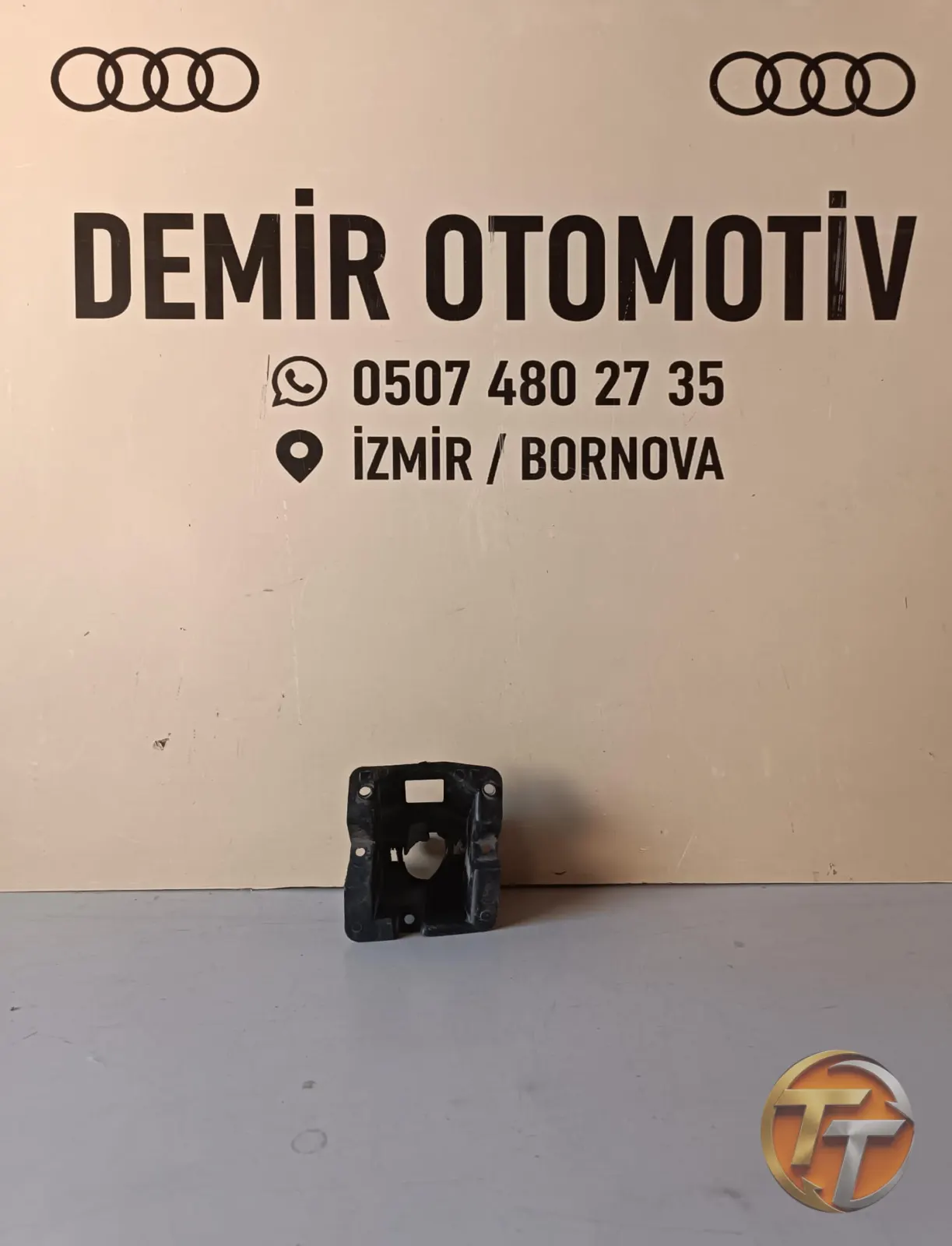 SKODA OCTAVİA 2017-2020 SAĞ FAR YIKAMA BRAKETİ 5E0807596