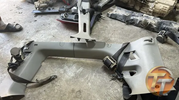 Dacia Logan sağ direk bakalit bagaj