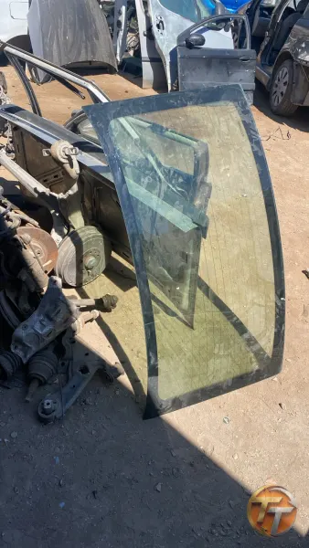 Elize arka cam