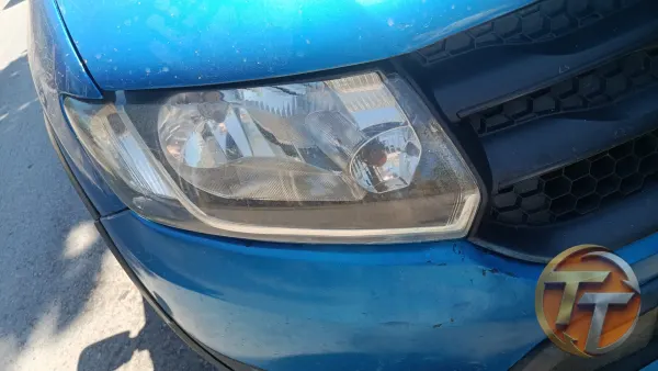 Dacia Sandero. Sağ ön far.
