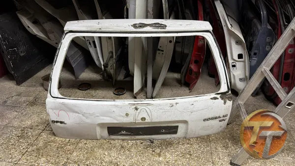 Opel corsa bagaj kapağı