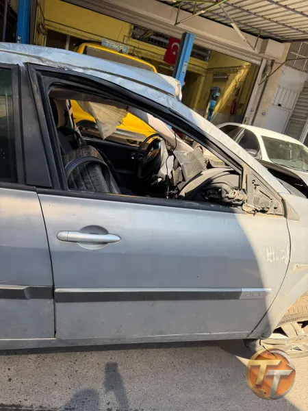 Renault megane 2 sağ ön kapı