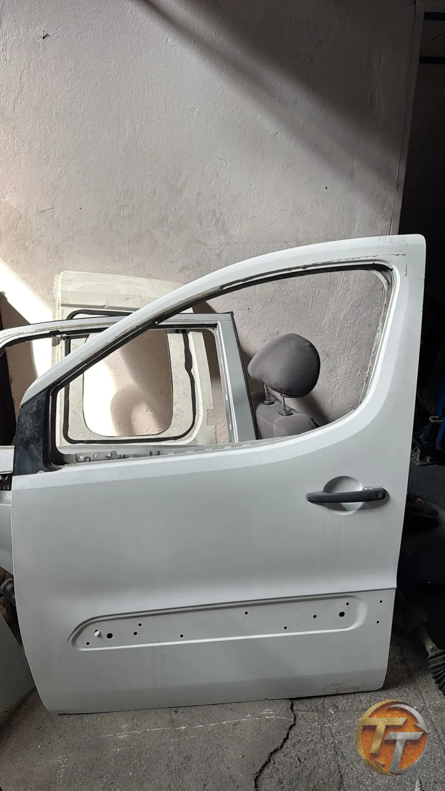Peugeot partneer sol ön kapı