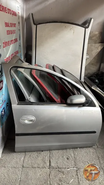 Opel corsa c sağ ön kapı