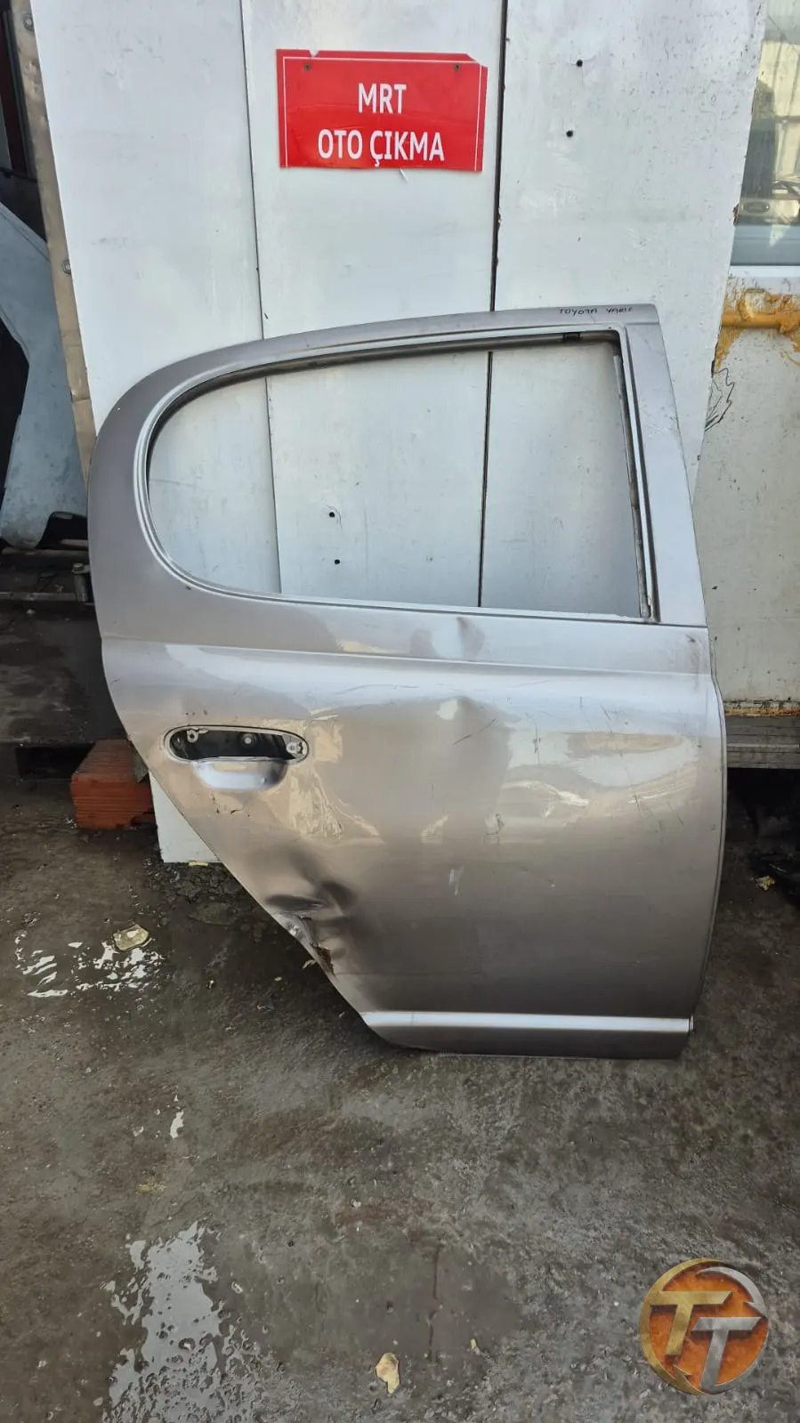 Toyota yaris sag arka kapı