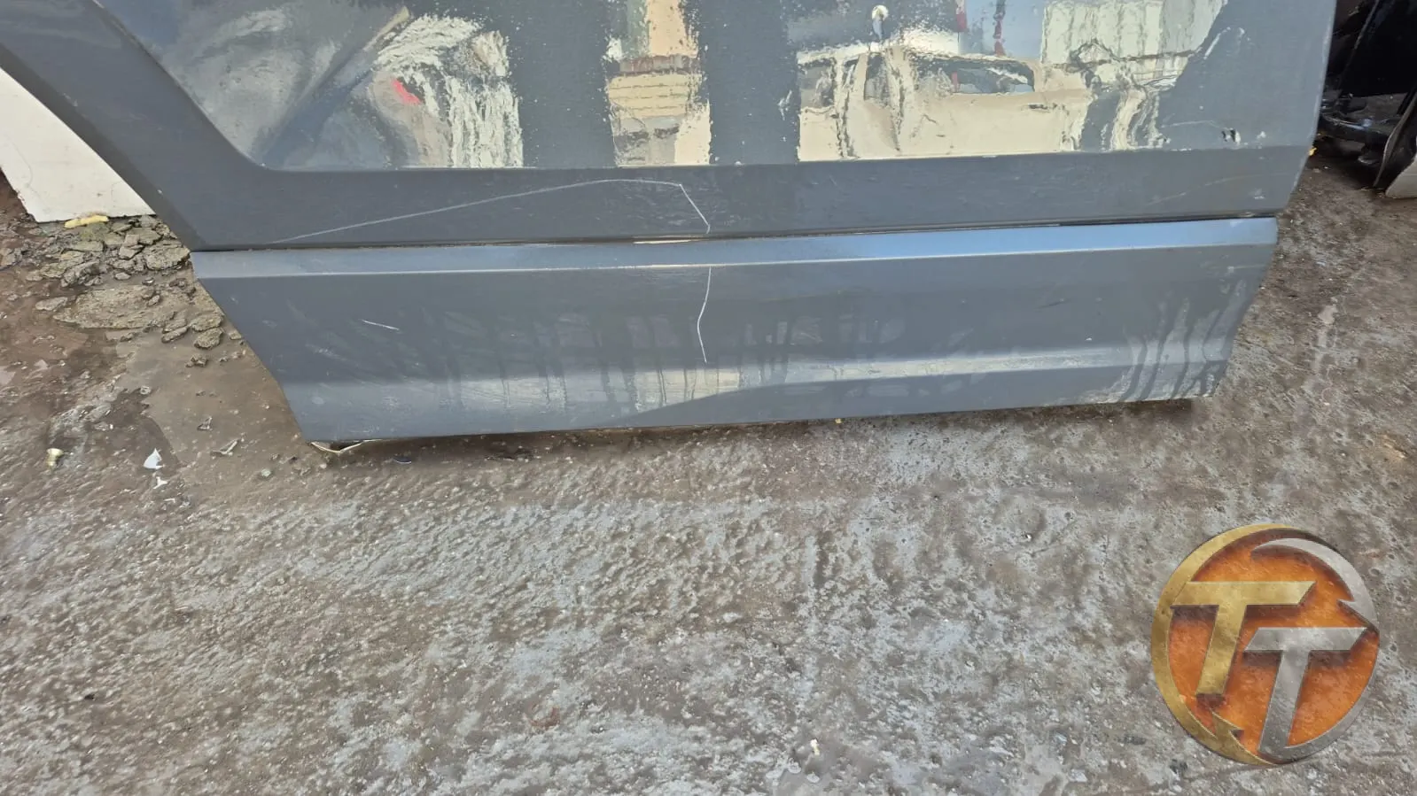 Audi Q2 sag arka kapı bandı