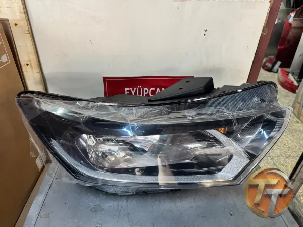 Hyundai i20 sağ far