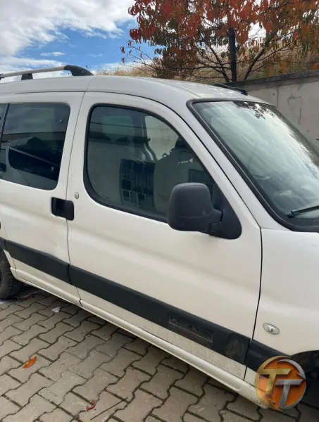 Peugeot partner sağ ön kapı