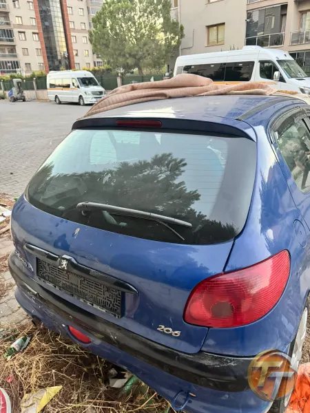 Peugeot 206 bagaj kapağı dolu